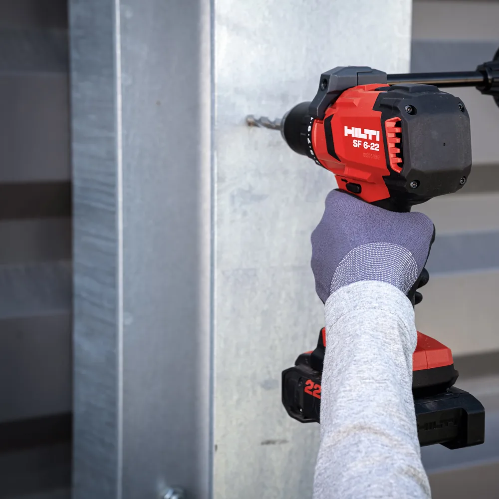 Hilti SF 6-22 accuschroefboormachine wordt gebruikt om in een metalen profiel te boren
